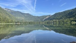 Boračko jezero, het meer omringd door bergen