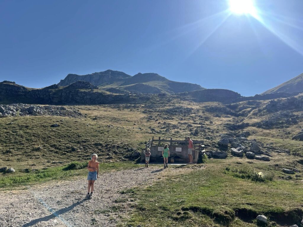 Het landschap hoog in de bergen bij Sarajevo